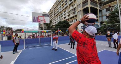 Entregan cancha recuperada a comunidad del Bloque 56 de la parroquia caraqueña 23 de Enero