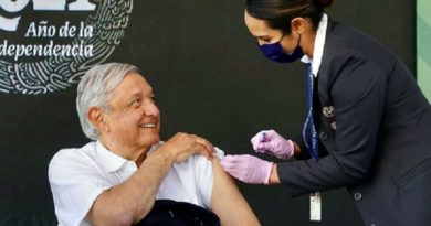 AMLO recibe refuerzo de vacuna contra COVID-19