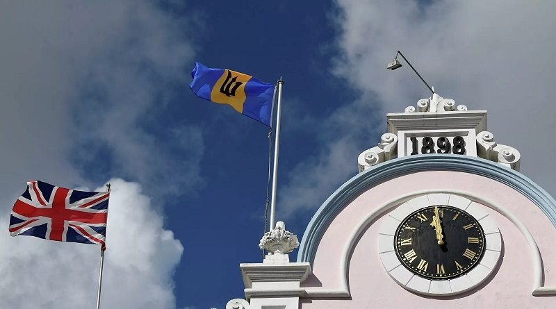 Banderas del Reino Unido y Barbados (REUTERS/Toby Melville)