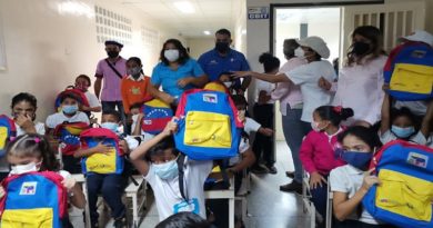 Dotación de bolsos, uniformes y calzados reciben más de 2 mil 350 estudiantes de Ciudad Caribia
