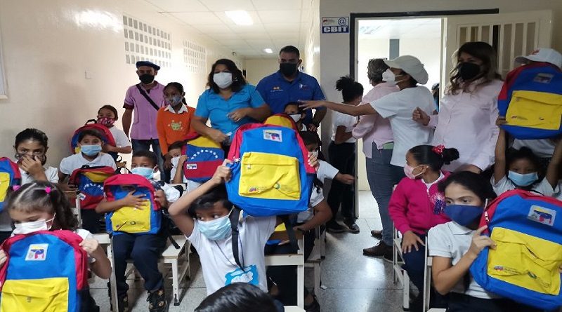 Dotación de bolsos, uniformes y calzados reciben más de 2 mil 350 estudiantes de Ciudad Caribia