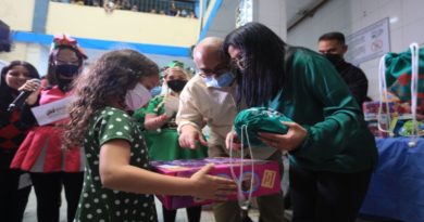 Vicepresidenta Delcy Rodríguez entrega juguetes a los niños del Hospital Pediátrico Dr. Elías Toro de Caracas