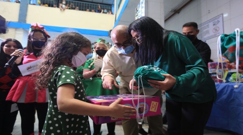 Vicepresidenta Delcy Rodríguez entrega juguetes a los niños del Hospital Pediátrico Dr. Elías Toro de Caracas