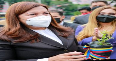 Plantan un granado en la Plaza Bicentenaria en Caracas en honor al Libertador Simón Bolívar