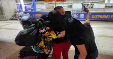 Venezuela recibe a 187 connacionales retornados desde Argentina por Conviasa