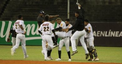 Tovar le da la victoria a los Leones sobre las Águilas con hit de oro en el noveno