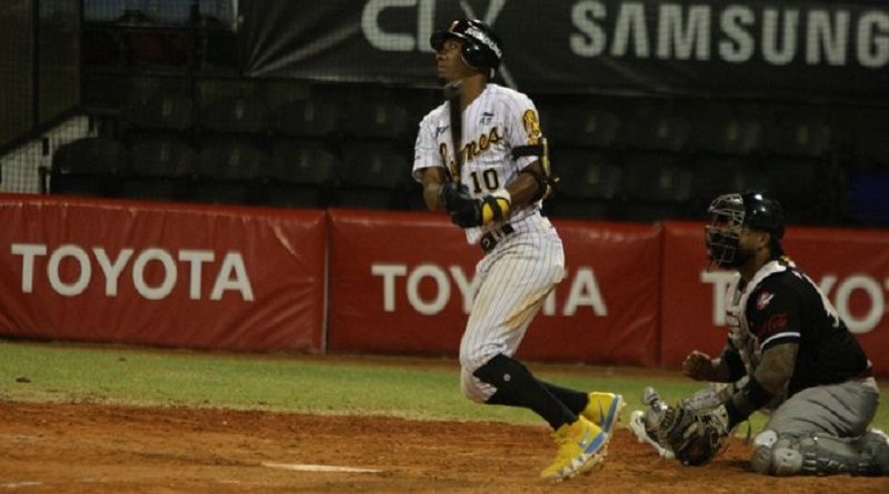 Leones conquista su quinta victoria al hilo tras derrotar 8-4 a los Tiburones