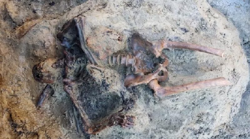 Desentierran cuerpo de casi dos mil años en Nápoles