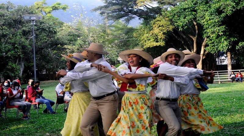 Música y danza decembrinas honraron memoria de Earle Herrera