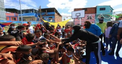 Gobierno Nacional entregan juguetes a niños de la Cota 905