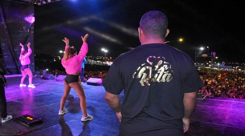 En la avenida Juncal del municipio Maturín, la noche del 30 de diciembre, se concentraron miles de espectadores para disfrutar del derroche artístico de músicos, bailarines y cantantes en cierre de la gira del mega concierto "La Ruta de Fin de Año". Y es que este resaltante evento musical, que fue promovido por el Gobierno Bolivariano en el marco del Plan Nacional "Navidades Felices – 2021", congrega a talentos juveniles y contemporáneos del país, que ponen a bailar a su ritmo a todos los venezolanos y Monagas, no fue la excepción, reseña la Agencia Venezolana de Noticias. El gobernador de la entidad oriental, Ernesto Luna y la alcaldesa de la capital monaguense, Ana Fuentes, dispusieron de todo lo necesario para que en la popular avenida del casco central de Maturín, todos vibrarán en la onda musical decembrina que propició felicidad a los presentes. Ambas autoridades disfrutaron junto al pueblo de la puesta en escena de reconocidos intérpretes y agrupaciones venezolanas, que forman parte del set artístico de este glamoroso show sonoro, a saber: Sixto Rein, Omar Acedo, Juan Miguel, Chucho, Franco, LScuadron, Aran One, Afro Criollo, Omar Enrique y Los Cadilac. El evento musical se desarrolló cuidando de las medidas de bioseguridad para evitar el contagio del COVID-19; los asistentes estuvieron bajo la mirada de los funcionarios pertenecientes a los distintos cuerpos de seguridad activos en Monagas.