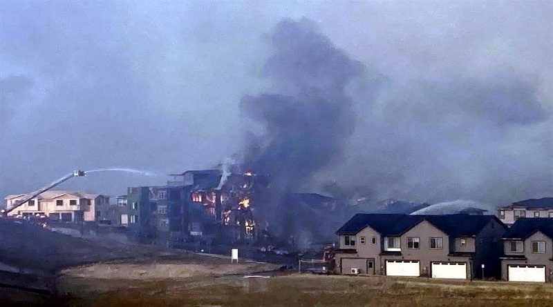 Miles de personas fueron evacuadas a causa de incendios forestales en Denver
