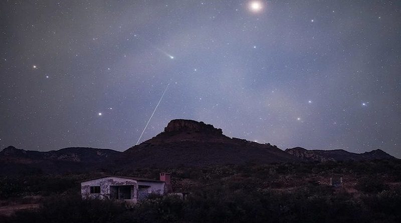 Captan el espectacular paso del cometa Leonard desde México