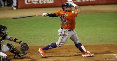 Caribes apaleó 10-4 a los Leones del Caracas en el Universitario