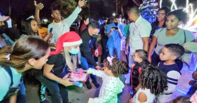 Jefe de Gobierno de Caracas entrega juguetes a niños de la capital