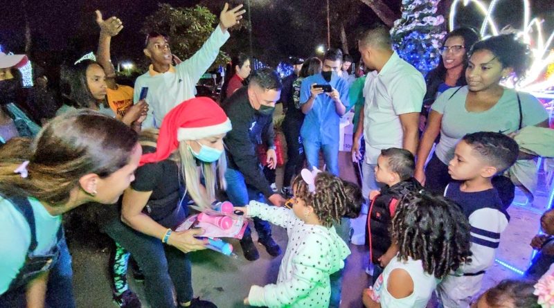 Jefe de Gobierno de Caracas entrega juguetes a niños de la capital