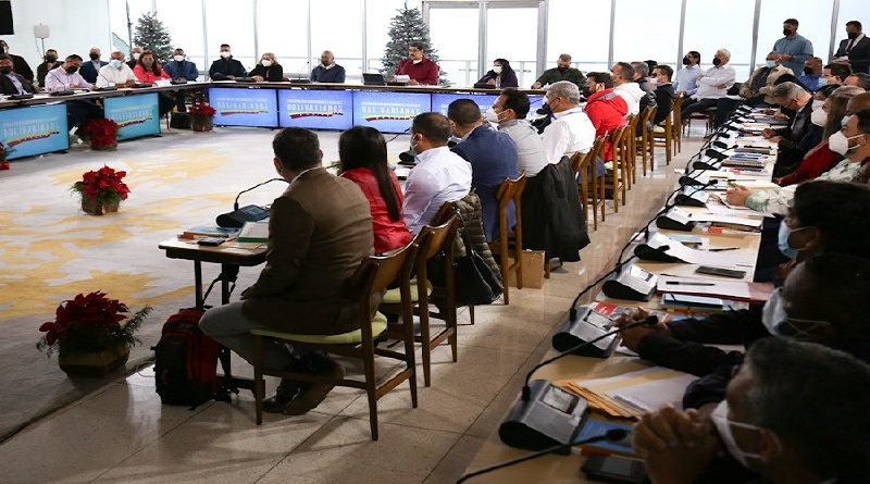 Jefe de Estado lidera por segundo día reunión con Alcaldes y Gobernadores del país