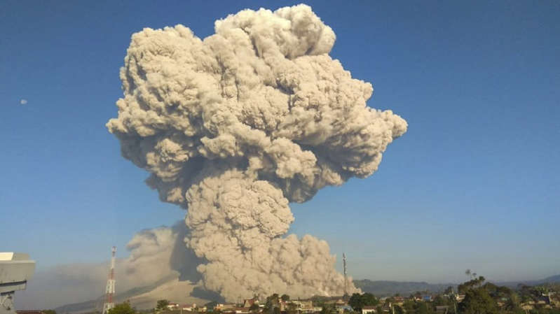 Volcán entra en erupción en Indonesia y mata al menos a una persona con enorme nube de humo y cenizas ardientes