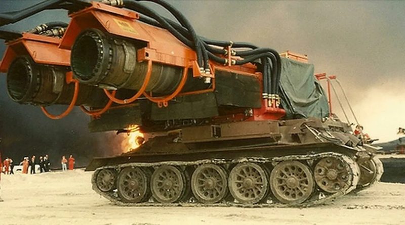 Así es el tanque de bomberos que extingue incendios con motores a reacción de un caza