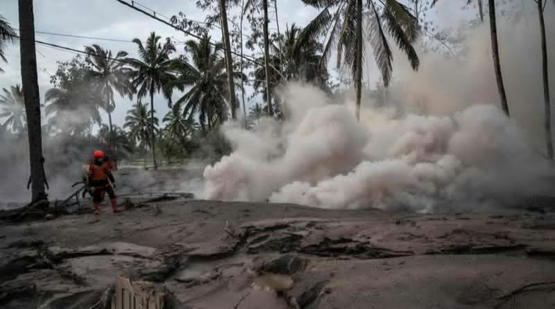 Se eleva a 34 el número de fallecidos por el volcán Semeru en Indonesia
