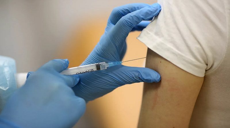 Personal de salud en Bolívar recibe dosis de refuerzo contra la COVID-19