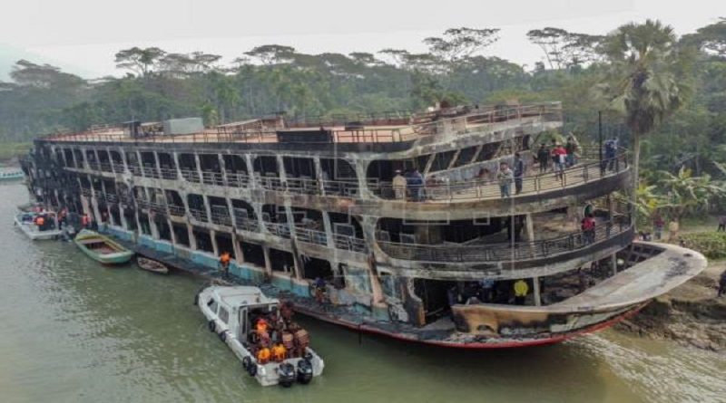 Al menos 36 muertos y 100 heridos por incendio de un barco en Bangladesh