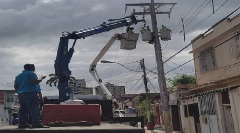 Corpoelec beneficia a 75 familias al instalar nuevo transformador en sector Bella Vista de Puerto la Cruz