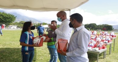 Entregan implementos deportivos a clubes de fútbol mirandinos