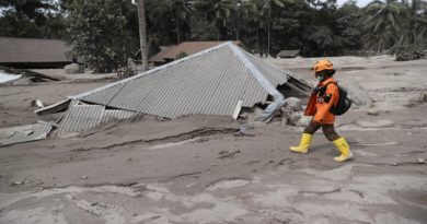 Una isla indonesia queda sepultada en cenizas ardientes tras la erupción del volcán Semeru, que dejó decenas de víctimas (FOTOS: AP)