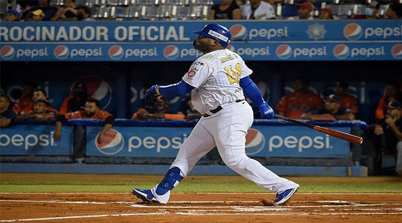 Pablo Sandoval guio triunfo del Magallanes 4-2 sobre los Caribes en el tercero de la Gran Final