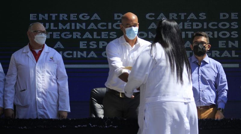 En Miranda 97 médicos integrales reciben cartas de culminación