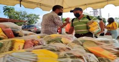 Entregan alimentos a 1.630 maestros de Paz Castillo en Miranda