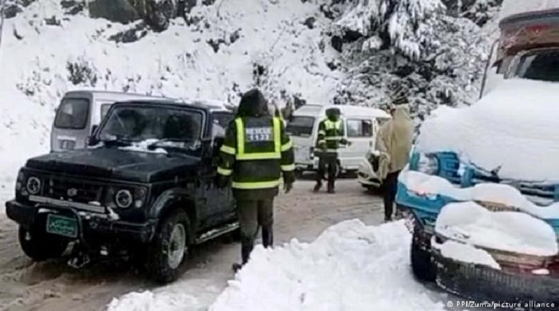 Al menos 21 personas mueren atrapadas en coches por tormenta de nieve en Pakistán