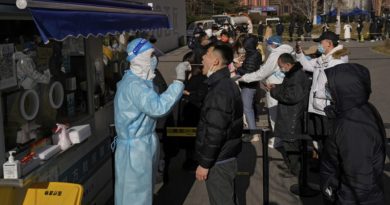 Una persona hace fila para obtener un hisopo para la prueba de covid-19 en Pekín, China (Andy Wong / AP)