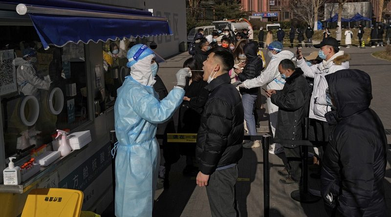Una persona hace fila para obtener un hisopo para la prueba de covid-19 en Pekín, China (Andy Wong / AP)