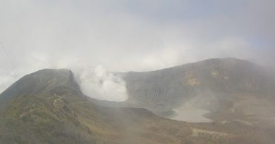 Las autoridades informaron que las cenizas y residuos alcanzaron una altura cercana a los 4.000 metros. | Foto: @VolcanTurrialba