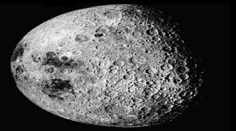 Descubren que la cara oculta de la luna está cubierta de cráteres pequeños y suelo pegajoso