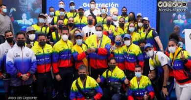Presidente Maduro insta a atletas a seguir ondeando el tricolor nacional