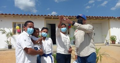 Entregan de 50 viviendas en urbanismo Apamate de Barinas
