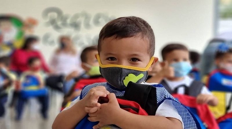 Niños, niñas y jóvenes regresan a clases con protección contra la COVID-19