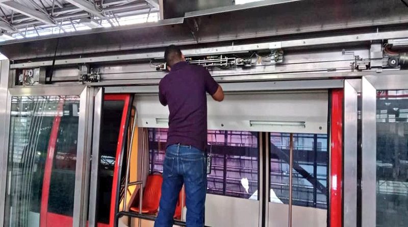 Realizan mantenimiento a las puertas estación 5 de julio de CableTren Bolivariano