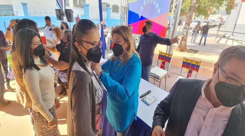 Reconocen a docentes que continúan impulsando el "Plan Cada Familia Una Escuela"