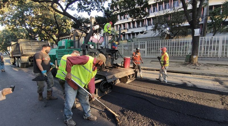 Instalan 700 toneladas de asfalto en Montalbán Distrito Capital