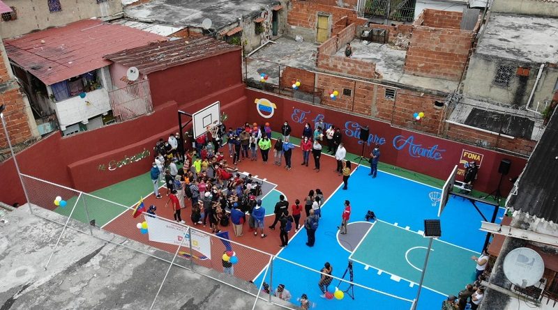 Reinauguran cancha en la comunidad de Los Eucaliptos en Caracas