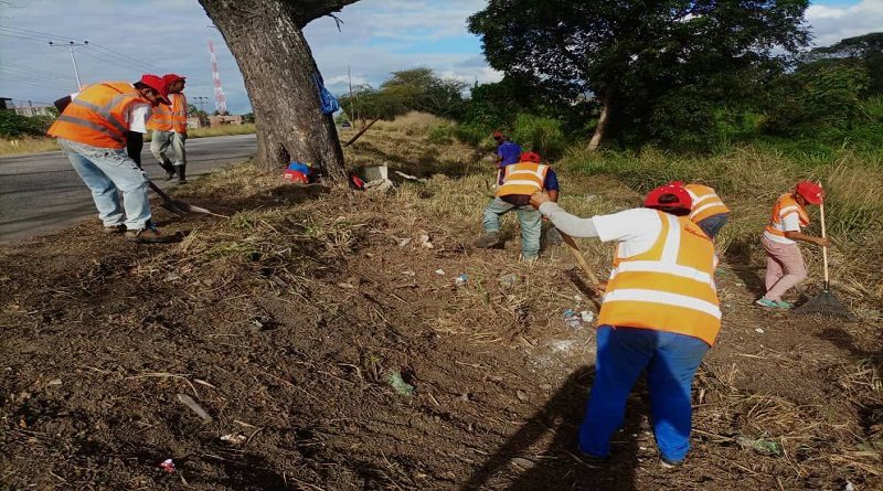 Continúan con la labor de limpieza de planteles educativos en Santa Teresa del Tuy