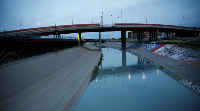 Rescatan a migrantes centroamericanos y mexicanos en el Río Bravo