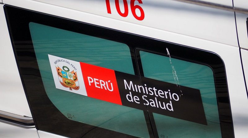 Pobladores en Perú impidieron que un minibús cayera por precipicio