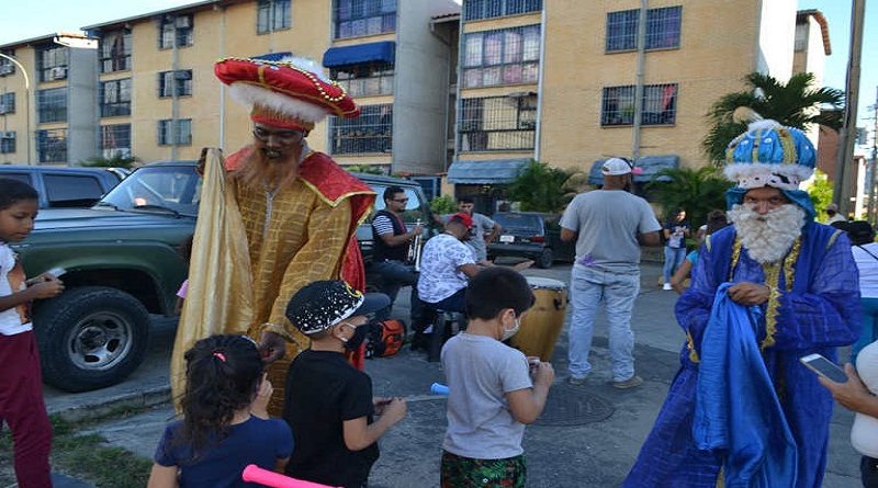 Celebran recorrido de los Reyes Magos en Miranda