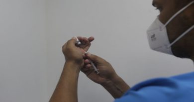 Aplican dosis de refuerzo contra la COVID-19 a parlamentarios de la AN