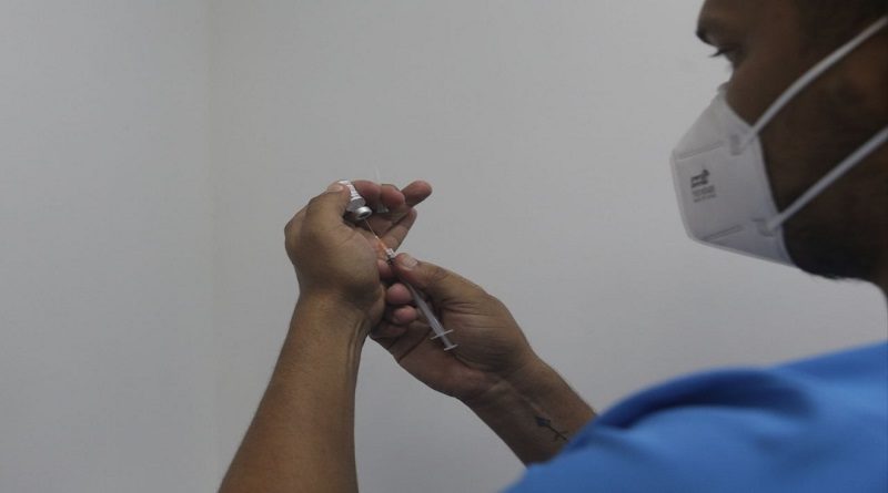 Aplican dosis de refuerzo contra la COVID-19 a parlamentarios de la AN